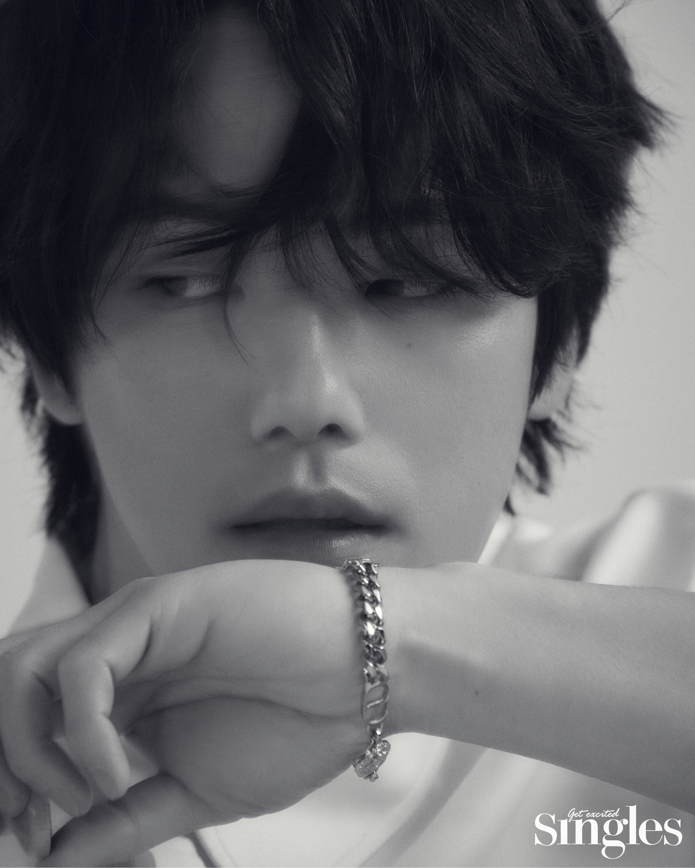 김정현이 림피니티의 화이트 셔츠, 디올 맨의 브레이슬릿을 착용하고 촬영한 싱글즈 화보